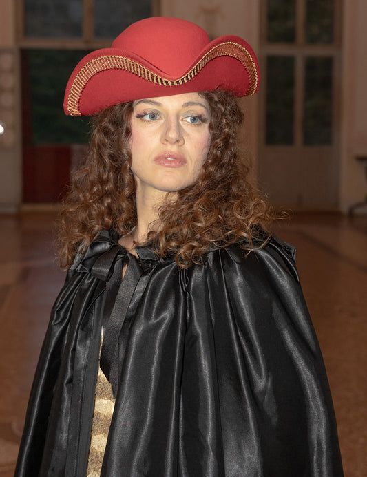 Tricorno rosso filo oro