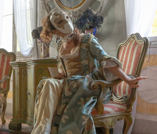 Maschera veneziana per ballo in maschera indossata a un evento formale